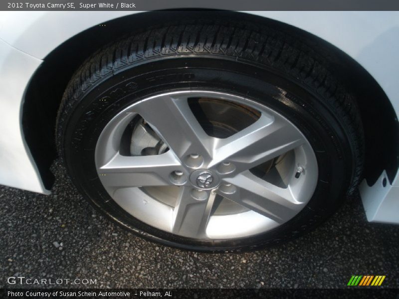 Super White / Black 2012 Toyota Camry SE