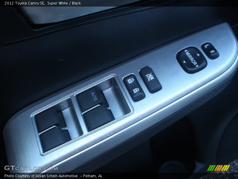 Super White / Black 2012 Toyota Camry SE