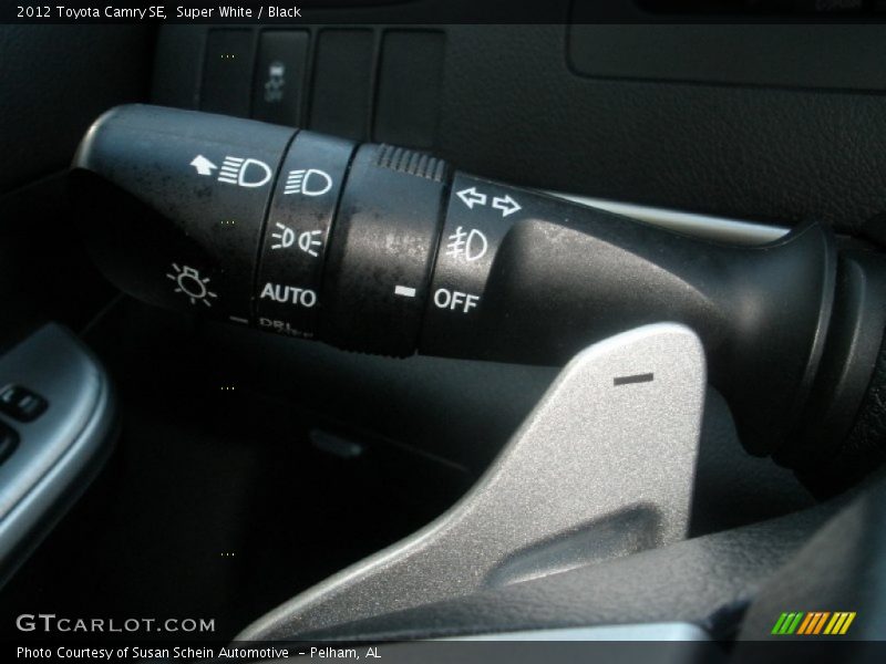 Super White / Black 2012 Toyota Camry SE
