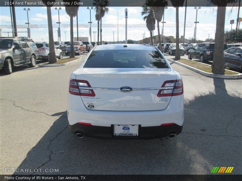 Oxford White / Dune 2014 Ford Taurus SEL