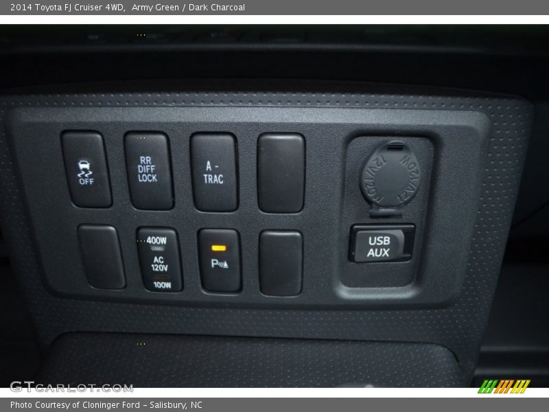 Controls of 2014 FJ Cruiser 4WD