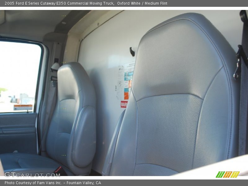 Oxford White / Medium Flint 2005 Ford E Series Cutaway E350 Commercial Moving Truck