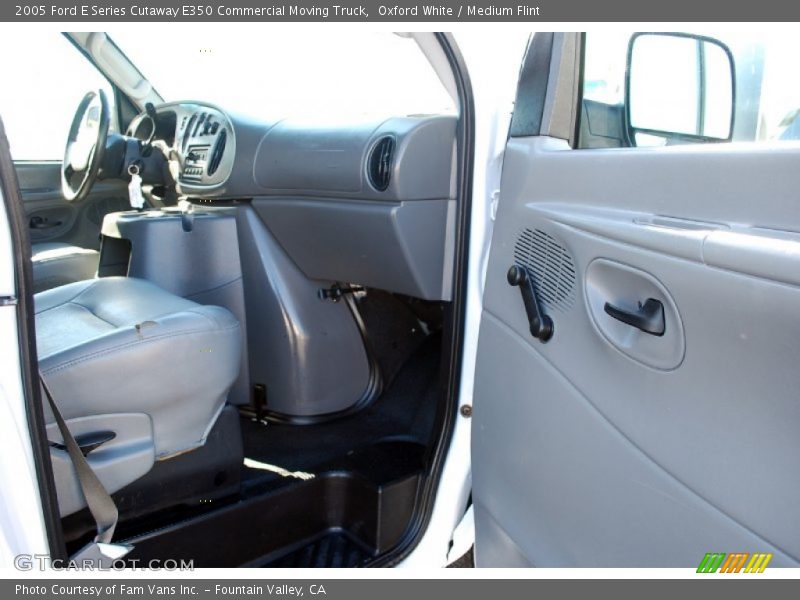 Oxford White / Medium Flint 2005 Ford E Series Cutaway E350 Commercial Moving Truck