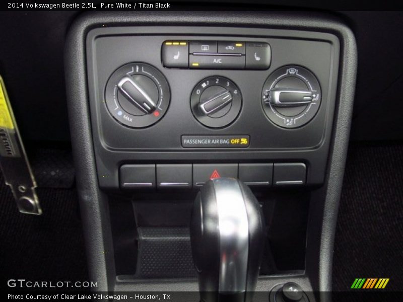 Pure White / Titan Black 2014 Volkswagen Beetle 2.5L