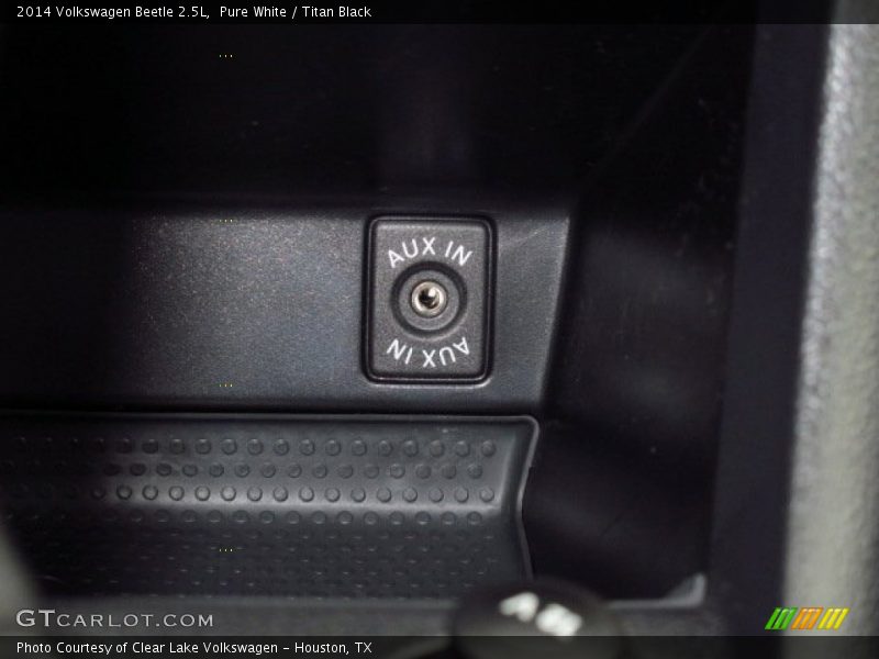 Pure White / Titan Black 2014 Volkswagen Beetle 2.5L
