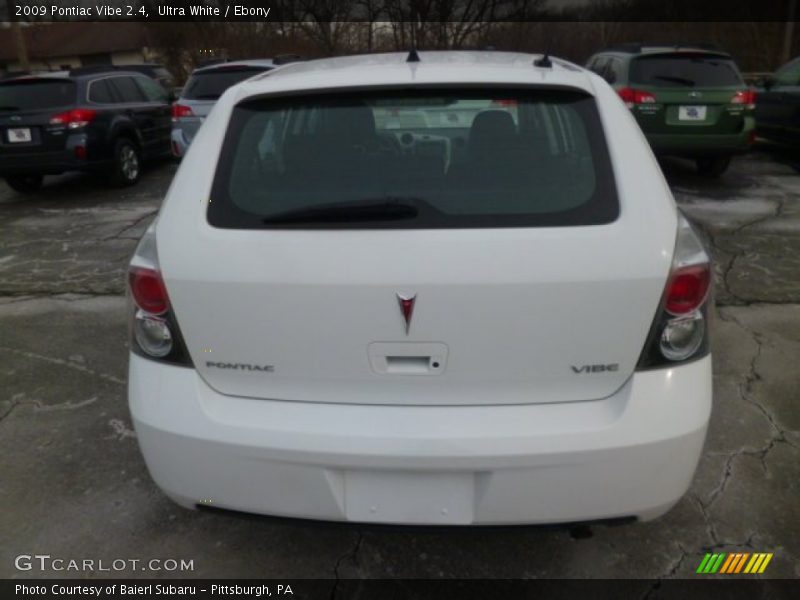Ultra White / Ebony 2009 Pontiac Vibe 2.4
