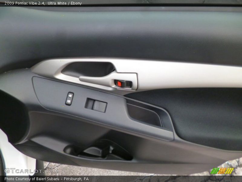 Ultra White / Ebony 2009 Pontiac Vibe 2.4