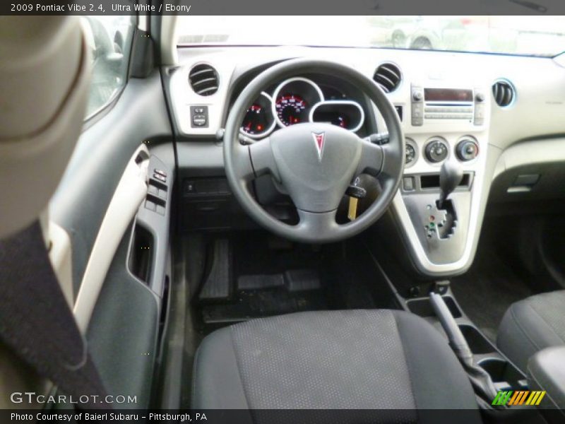 Ultra White / Ebony 2009 Pontiac Vibe 2.4