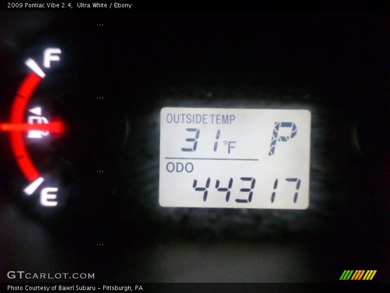 Ultra White / Ebony 2009 Pontiac Vibe 2.4