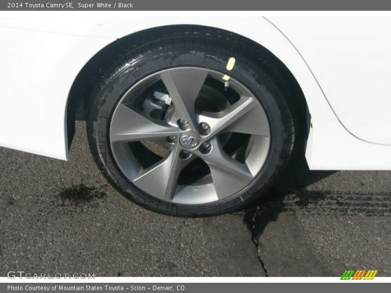 Super White / Black 2014 Toyota Camry SE