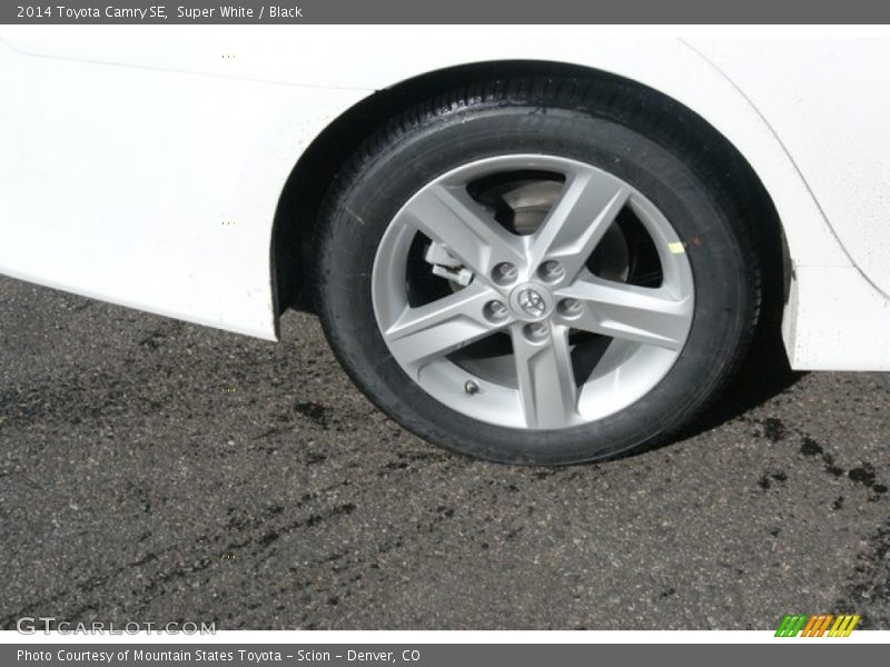 Super White / Black 2014 Toyota Camry SE