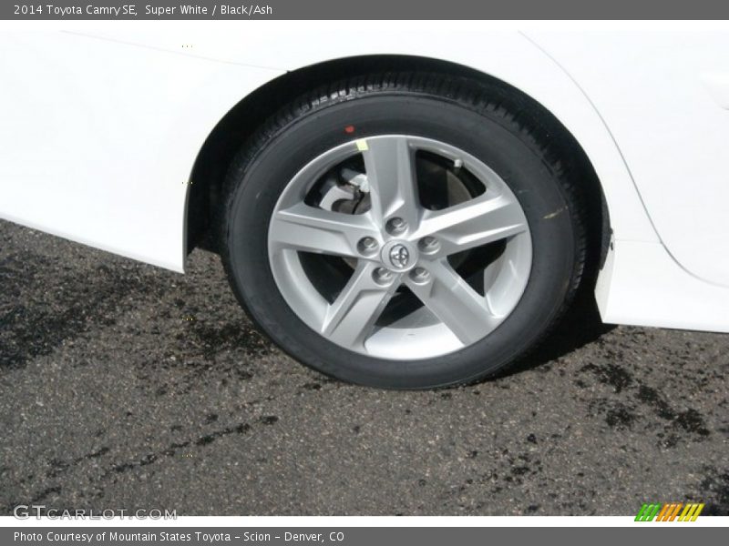Super White / Black/Ash 2014 Toyota Camry SE