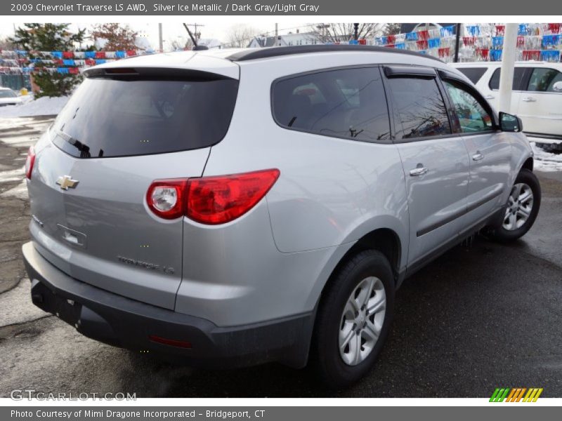 Silver Ice Metallic / Dark Gray/Light Gray 2009 Chevrolet Traverse LS AWD