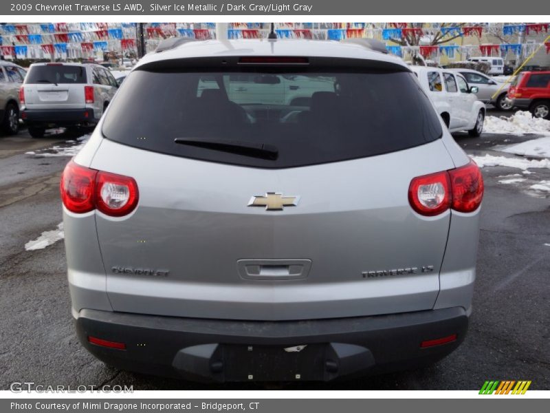 Silver Ice Metallic / Dark Gray/Light Gray 2009 Chevrolet Traverse LS AWD
