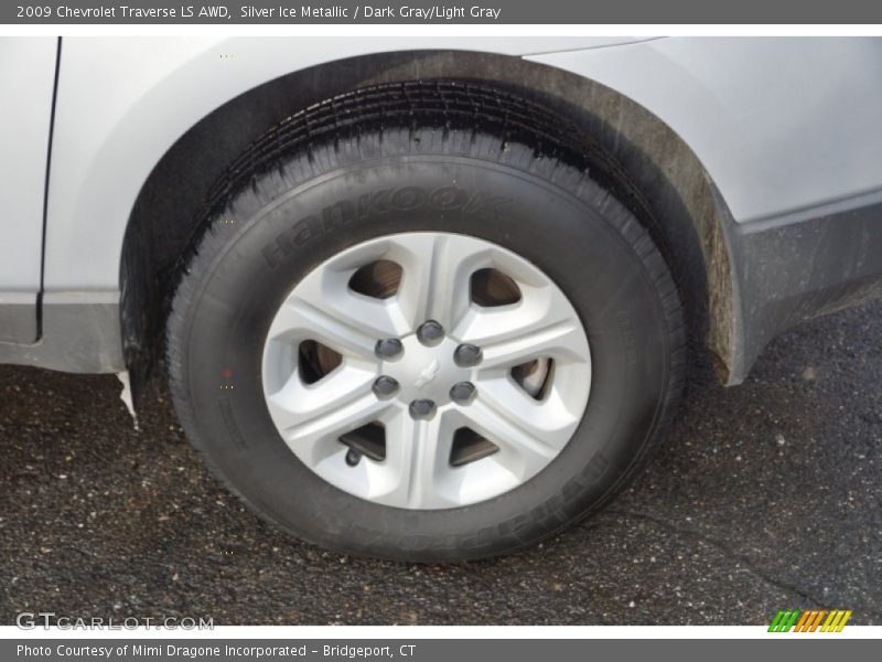 Silver Ice Metallic / Dark Gray/Light Gray 2009 Chevrolet Traverse LS AWD