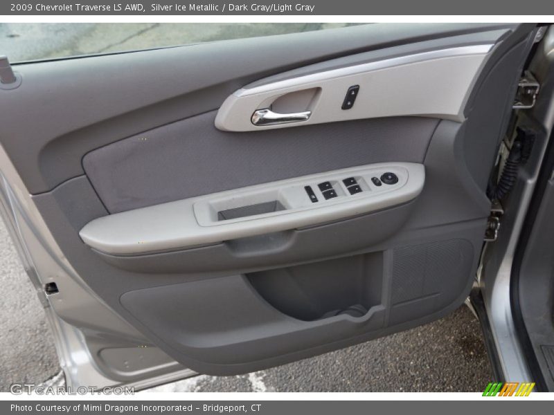 Silver Ice Metallic / Dark Gray/Light Gray 2009 Chevrolet Traverse LS AWD