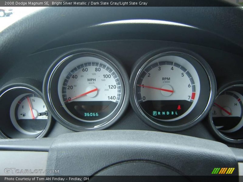 Bright Silver Metallic / Dark Slate Gray/Light Slate Gray 2008 Dodge Magnum SE