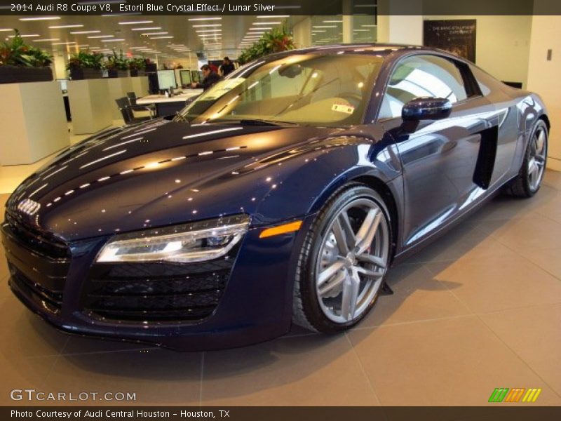 Front 3/4 View of 2014 R8 Coupe V8