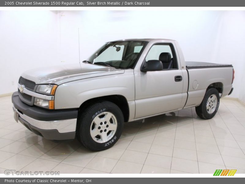 Front 3/4 View of 2005 Silverado 1500 Regular Cab