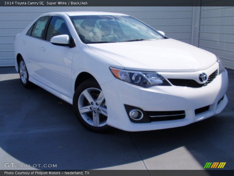 Super White / Black/Ash 2014 Toyota Camry SE