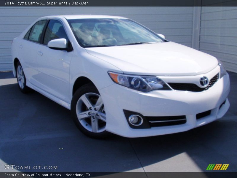 Super White / Black/Ash 2014 Toyota Camry SE