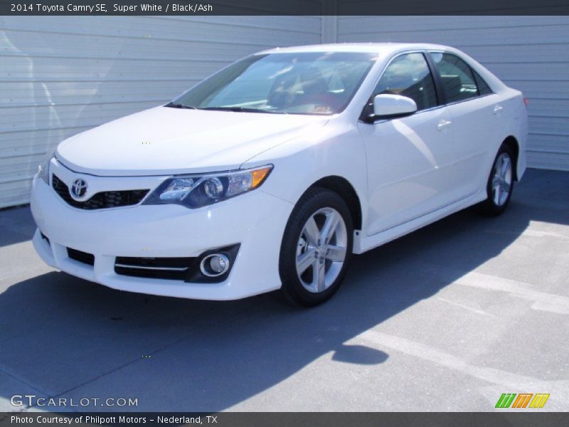 Super White / Black/Ash 2014 Toyota Camry SE