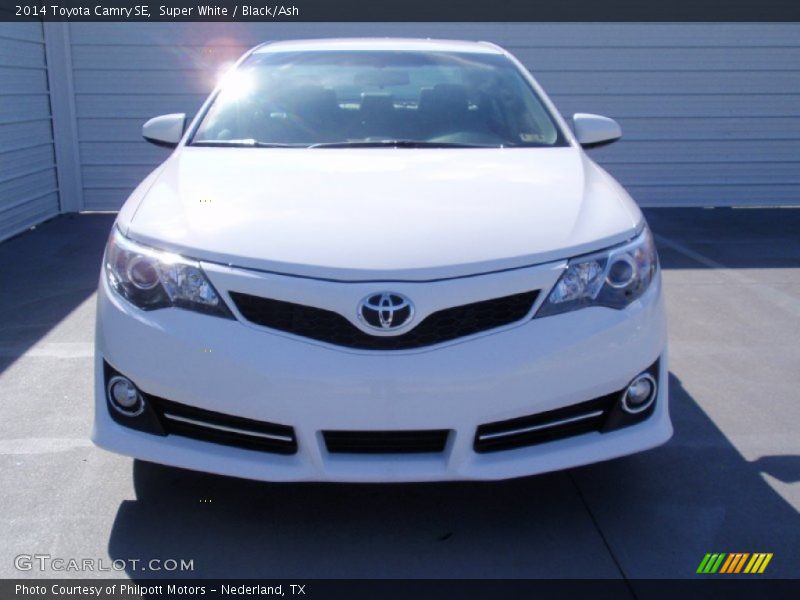 Super White / Black/Ash 2014 Toyota Camry SE