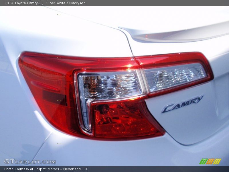 Super White / Black/Ash 2014 Toyota Camry SE
