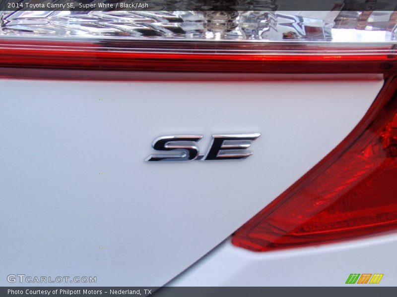 Super White / Black/Ash 2014 Toyota Camry SE