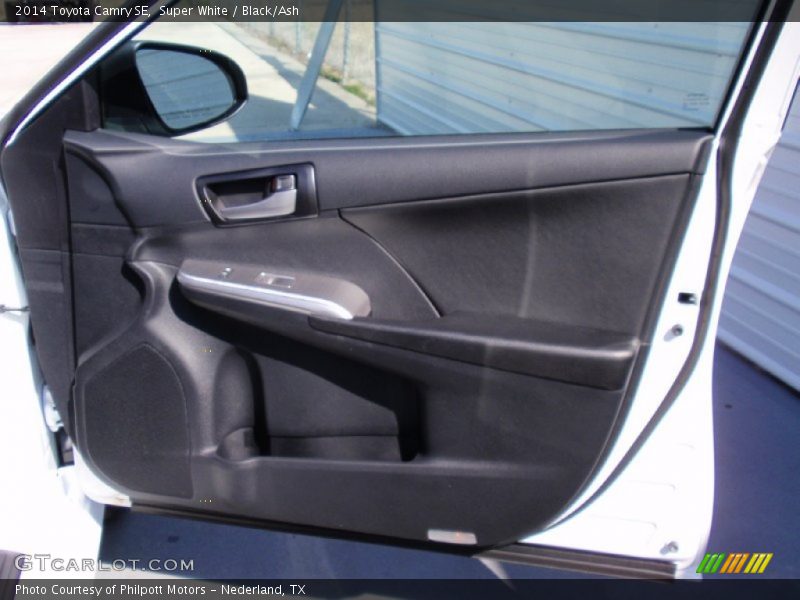 Super White / Black/Ash 2014 Toyota Camry SE