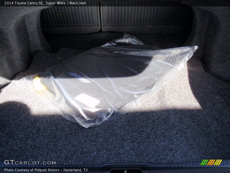 Super White / Black/Ash 2014 Toyota Camry SE