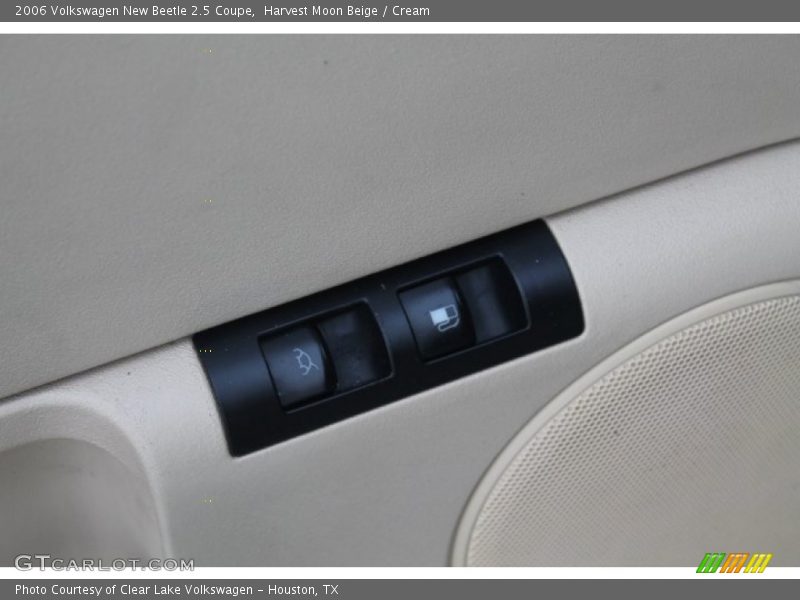 Harvest Moon Beige / Cream 2006 Volkswagen New Beetle 2.5 Coupe