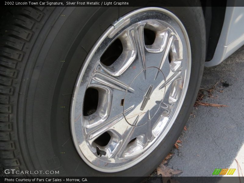 Silver Frost Metallic / Light Graphite 2002 Lincoln Town Car Signature
