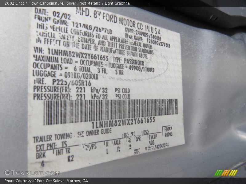 Silver Frost Metallic / Light Graphite 2002 Lincoln Town Car Signature