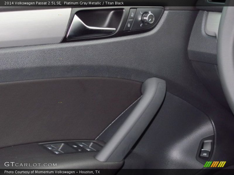 Platinum Gray Metallic / Titan Black 2014 Volkswagen Passat 2.5L SE
