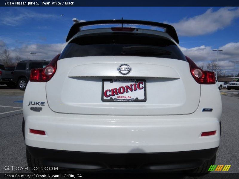 Pearl White / Black 2014 Nissan Juke S