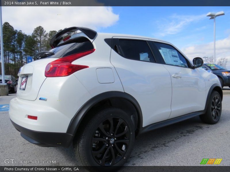 Pearl White / Black 2014 Nissan Juke S