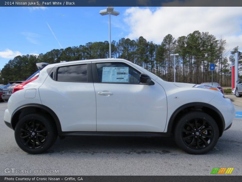 Pearl White / Black 2014 Nissan Juke S
