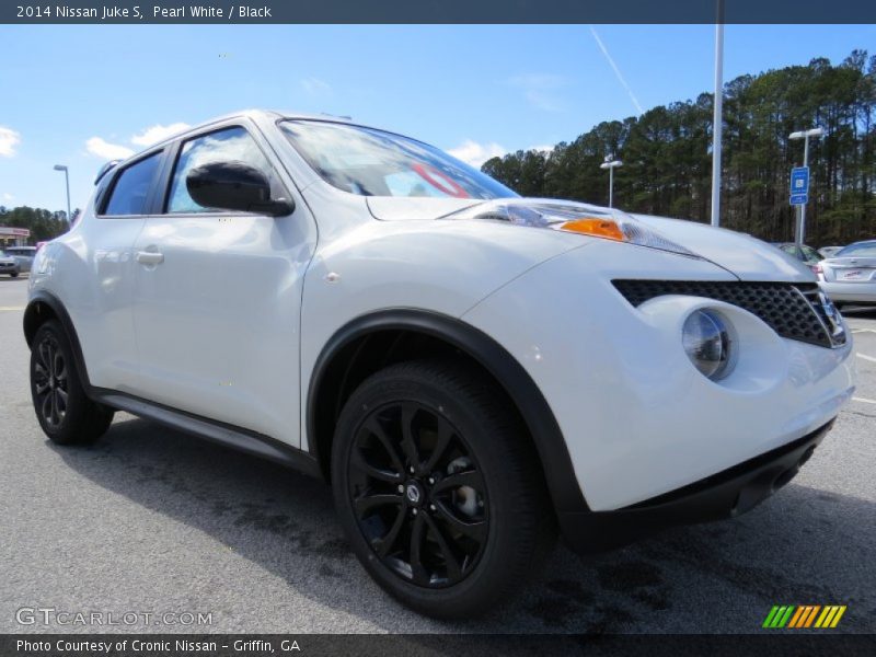 Front 3/4 View of 2014 Juke S