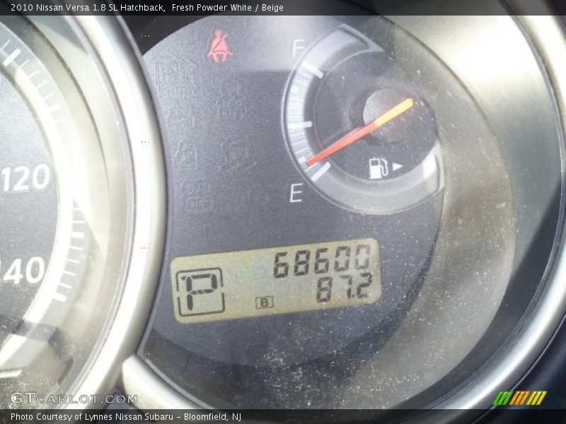 Fresh Powder White / Beige 2010 Nissan Versa 1.8 SL Hatchback