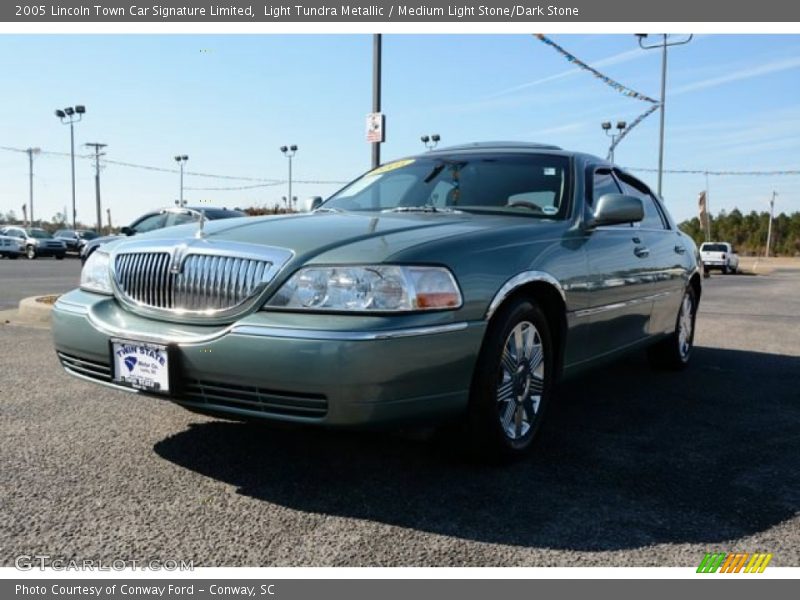 Light Tundra Metallic / Medium Light Stone/Dark Stone 2005 Lincoln Town Car Signature Limited