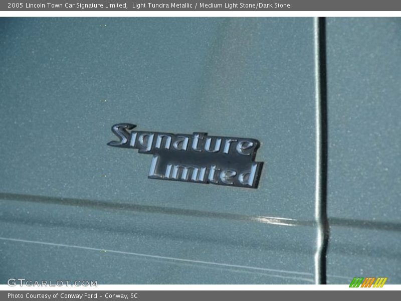 Light Tundra Metallic / Medium Light Stone/Dark Stone 2005 Lincoln Town Car Signature Limited