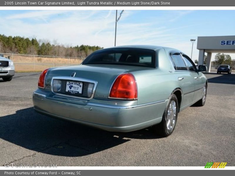 Light Tundra Metallic / Medium Light Stone/Dark Stone 2005 Lincoln Town Car Signature Limited