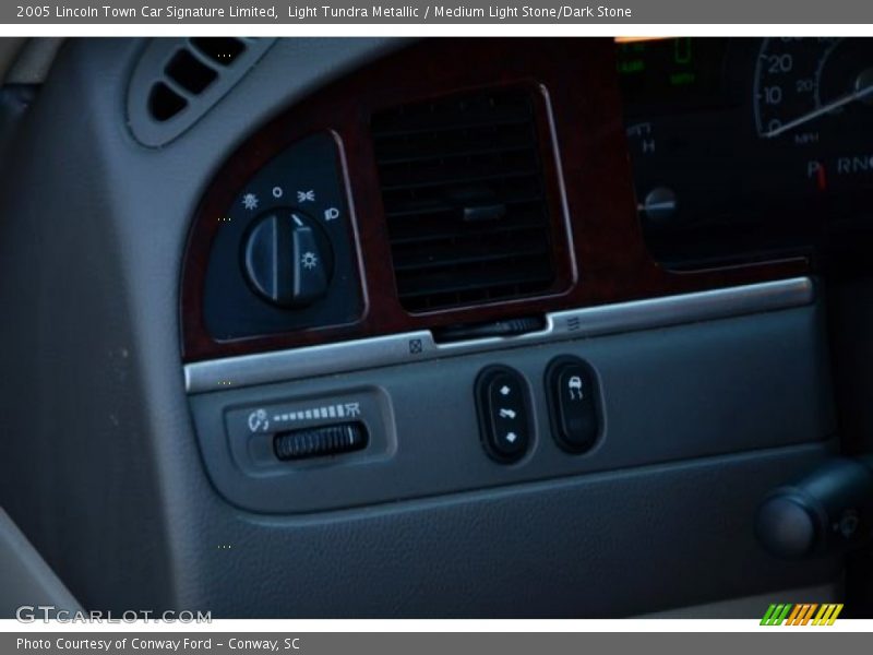 Light Tundra Metallic / Medium Light Stone/Dark Stone 2005 Lincoln Town Car Signature Limited