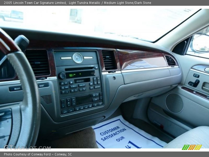 Light Tundra Metallic / Medium Light Stone/Dark Stone 2005 Lincoln Town Car Signature Limited