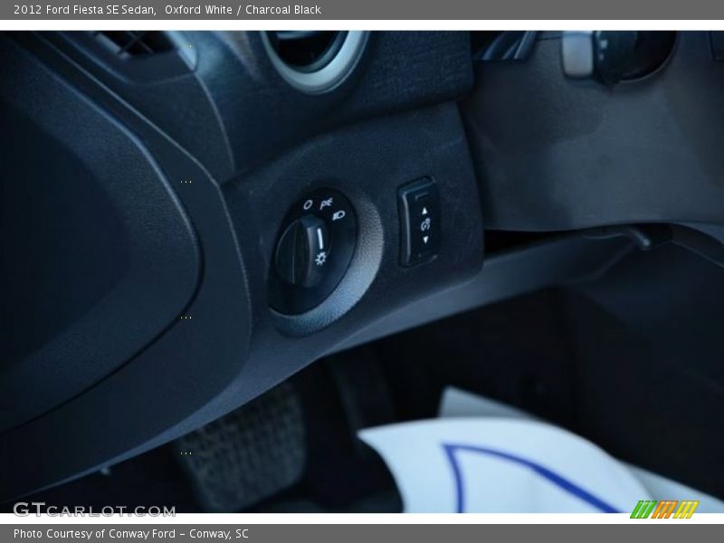 Oxford White / Charcoal Black 2012 Ford Fiesta SE Sedan