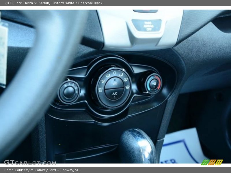 Oxford White / Charcoal Black 2012 Ford Fiesta SE Sedan