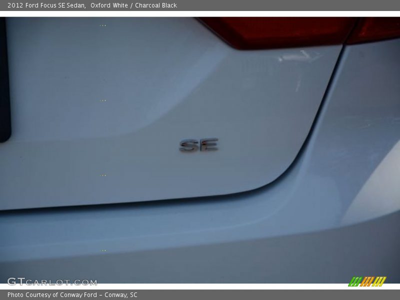 Oxford White / Charcoal Black 2012 Ford Focus SE Sedan