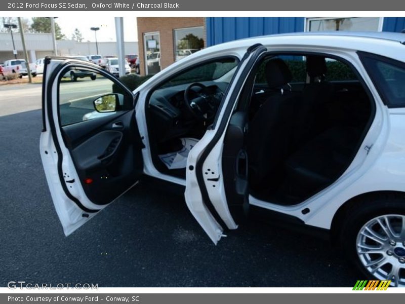 Oxford White / Charcoal Black 2012 Ford Focus SE Sedan