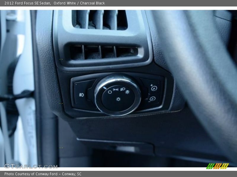 Oxford White / Charcoal Black 2012 Ford Focus SE Sedan